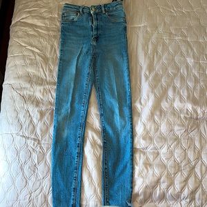 Selling semi-used pair of jeans from Zara.